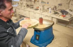 SCHEPPACH - OSM100 Ponceuse Oscillante 220-240V 50Hz 450W -Outils Ménagers Boutique OSM100 Scheppach vue arriere avec manchons abrasifs