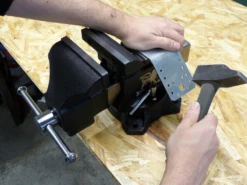 PEUGEOT - EBT200 Etau D'établi Pivotant En Fonte GS Et Acier 200 Mm -Outils Ménagers Boutique PEUGEOT Etau d etabli pivotant EBT 200 100715 1